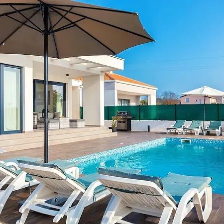 With Private Pool Near The Town Center, Extra Pool Heating Available Vila