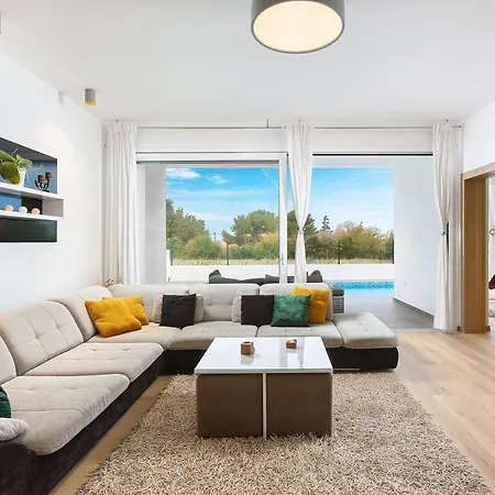 With Private Pool Near The Town Center, Extra Pool Heating Available Vila Pula