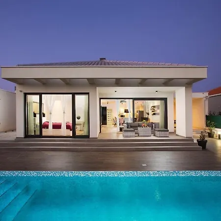 Vila With Private Pool Near The Town Center, Extra Pool Heating Available Pula