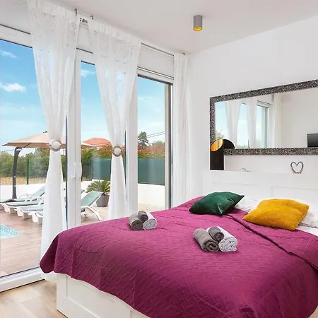 With Private Pool Near The Town Center, Extra Pool Heating Available Pula