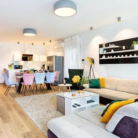 With Private Pool Near The Town Center, Extra Pool Heating Available Vila *