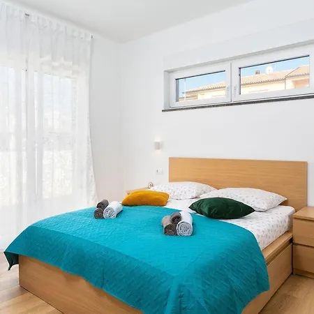 With Private Pool Near The Town Center, Extra Pool Heating Available *