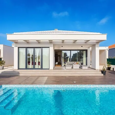 With Private Pool Near The Town Center, Extra Pool Heating Available Vila